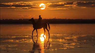Tuz Gölü'nde gün batımı kızıl tonlarıyla görsel şölen oluşturdu