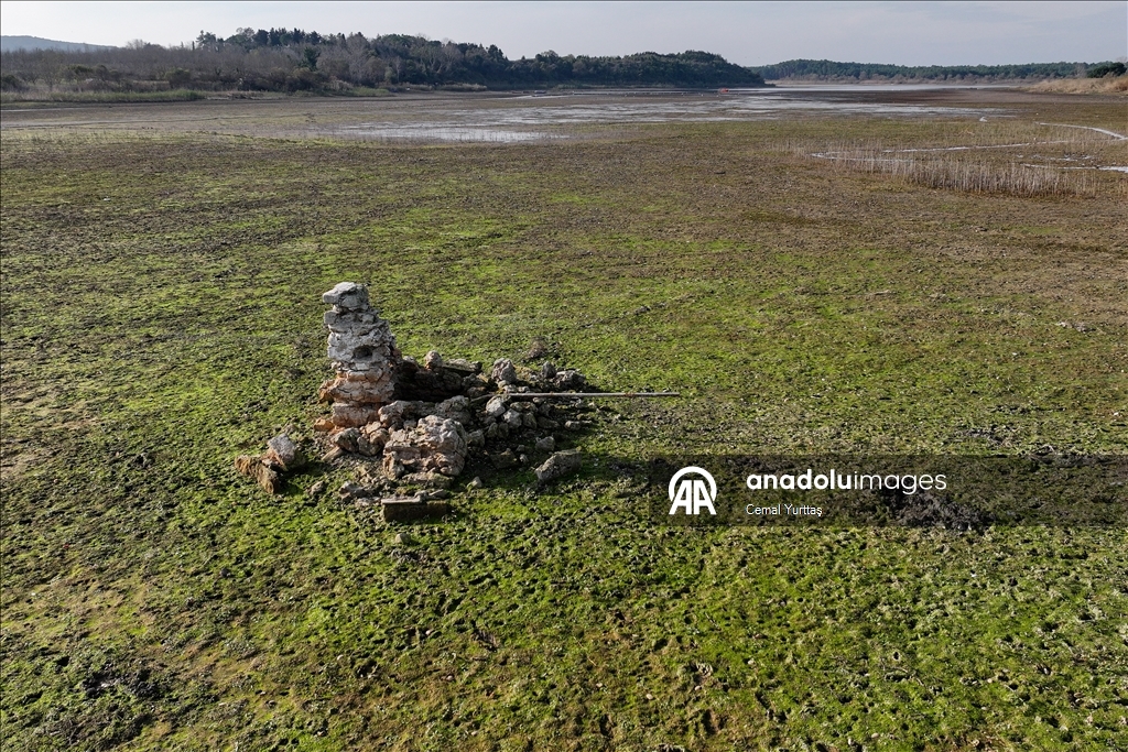 Terkos Gölü'ndeki su seviyesinin düşmesiyle tarihi yapıların kalıntıları ortaya çıktı