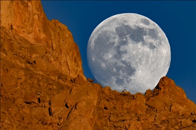 البدر والماعز البري.. مشهد ليلي آسر بقمم وان التركية