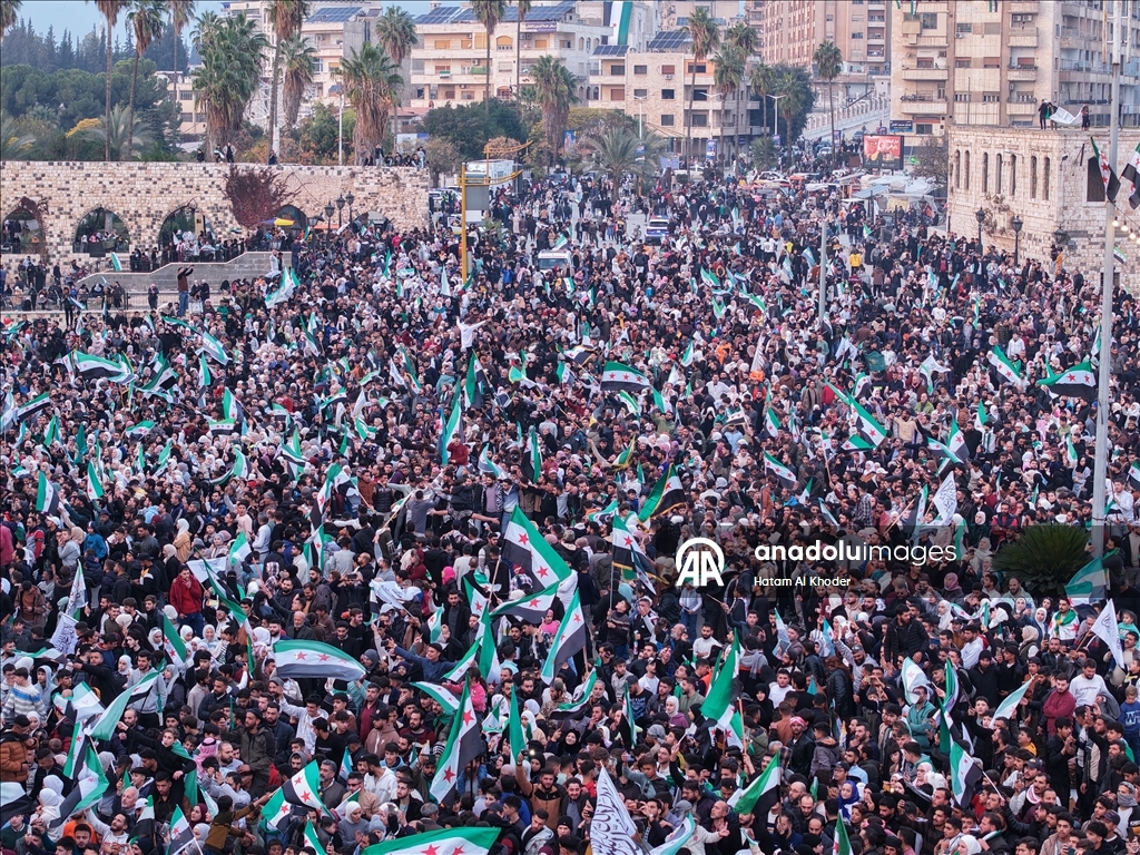 مسير تحرير وأطول علم.. السوريون يحتفلون بالذكرى الأولى لسقوط الأسد