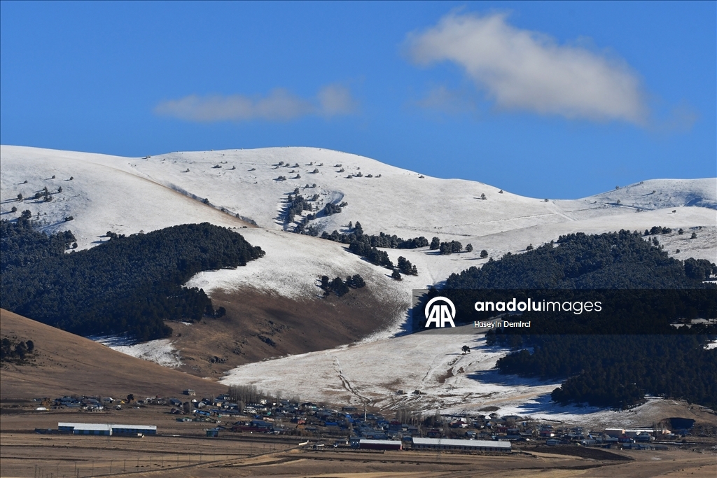 Kars'ta dağlar kar yağışıyla beyaza büründü