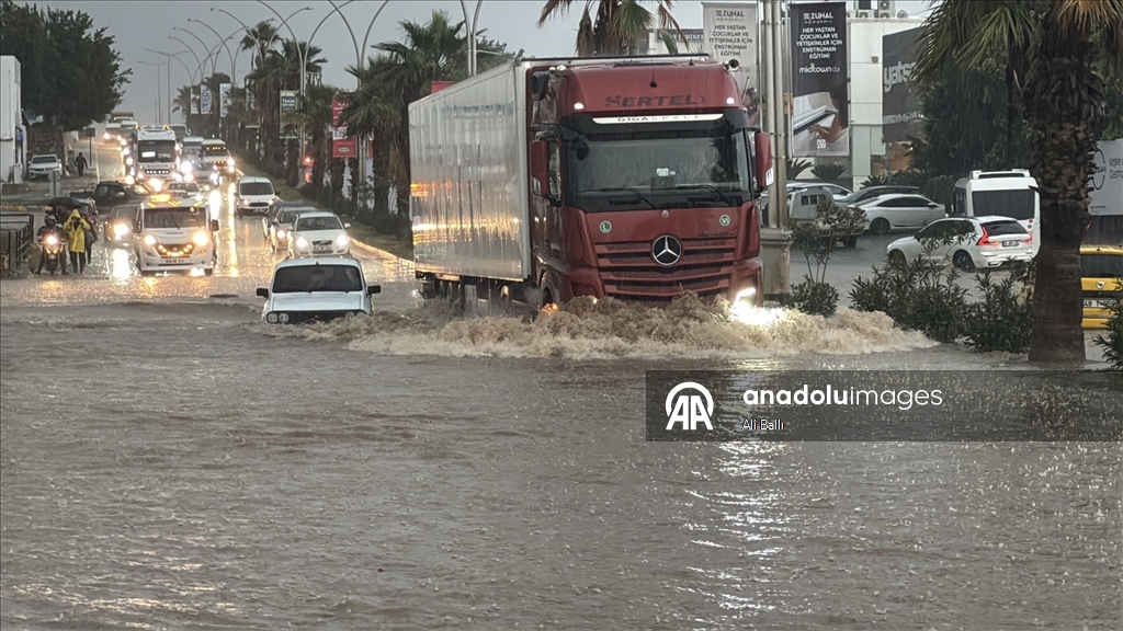 Muğla'da sağanak ve fırtına etkili oluyor