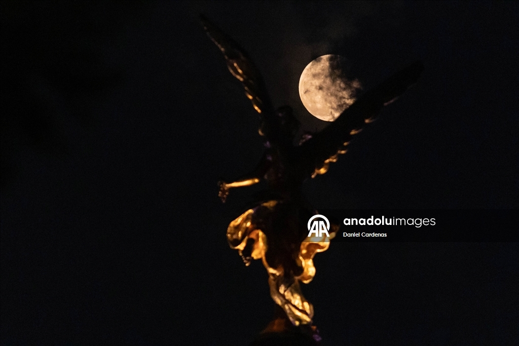 ''Soğuk Ay'' süper dolunayı Meksiko kentinde görüntülendi