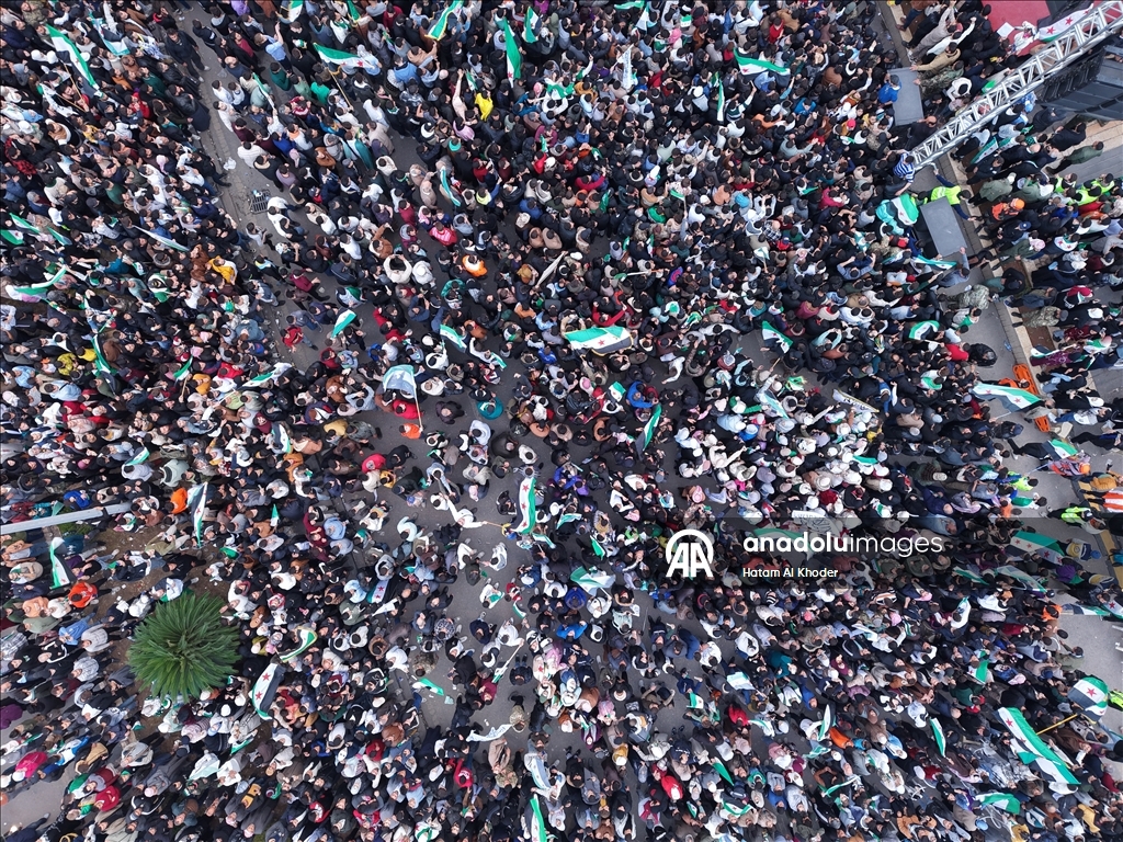 مسير تحرير وأطول علم.. السوريون يحتفلون بالذكرى الأولى لسقوط الأسد