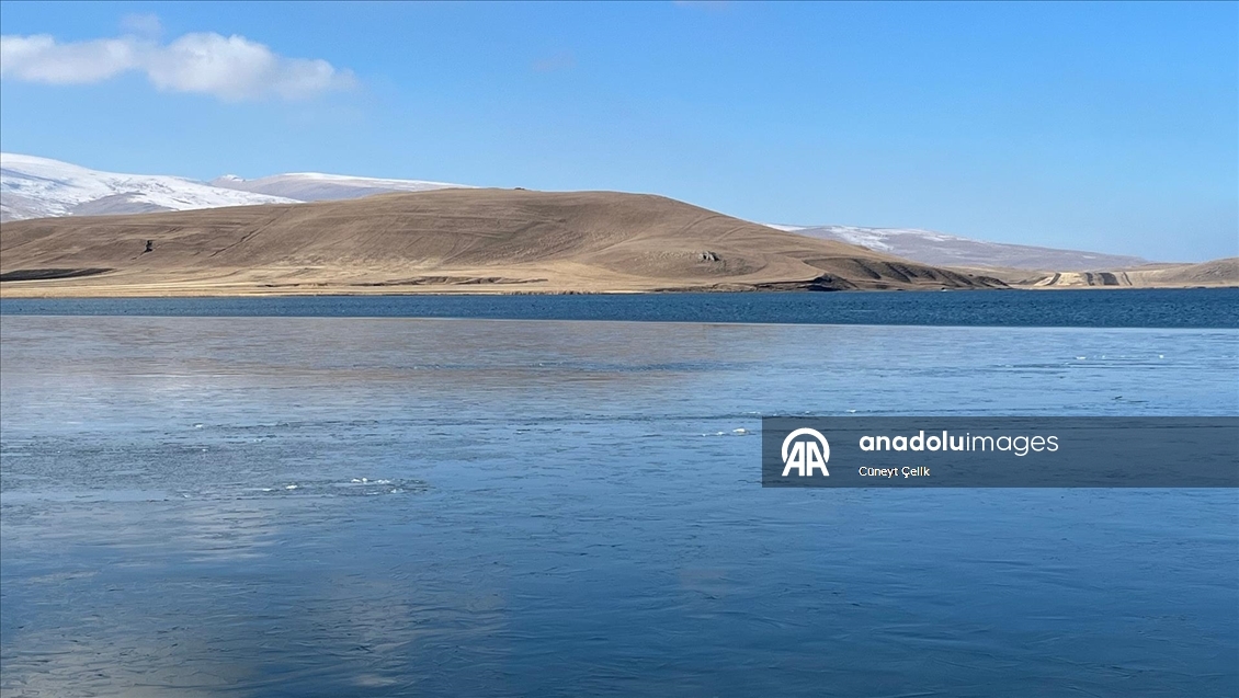Çıldır Gölü'nün yüzeyi donmaya başladı