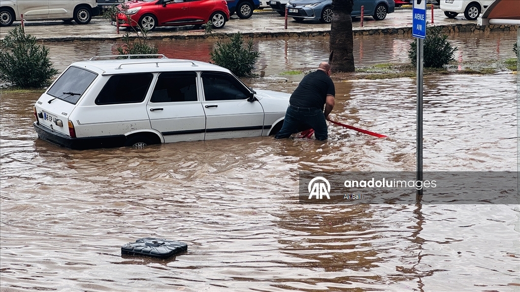 Muğla'da sağanak ve fırtına etkili oluyor