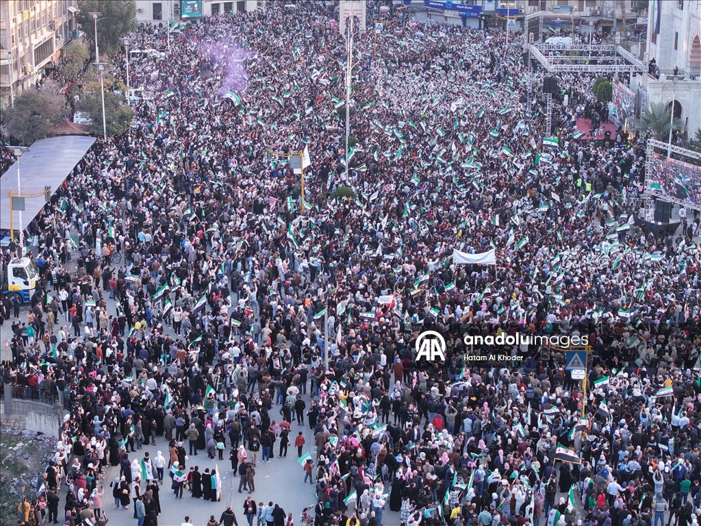 مسير تحرير وأطول علم.. السوريون يحتفلون بالذكرى الأولى لسقوط الأسد