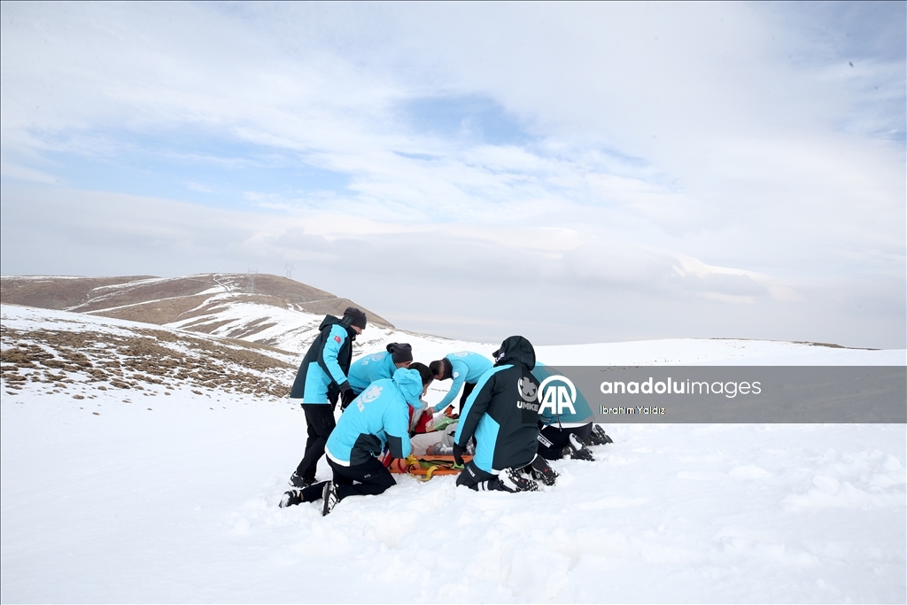 Muş'ta UMKE görevlileri, zorlu eğitimlerle çetin kış şartlarına hazırlanıyor