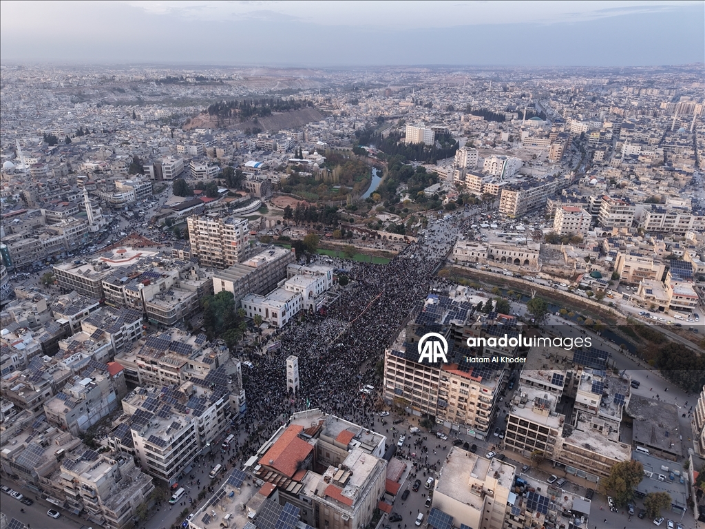 مسير تحرير وأطول علم.. السوريون يحتفلون بالذكرى الأولى لسقوط الأسد