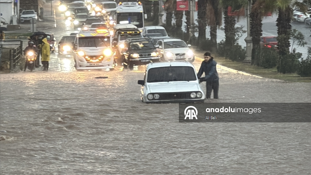 Muğla'da sağanak ve fırtına etkili oluyor