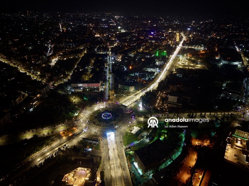 Suriye halkı, 61 yıllık Baas rejiminin devrilmesinin birinci yıl dönümünü kutluyor