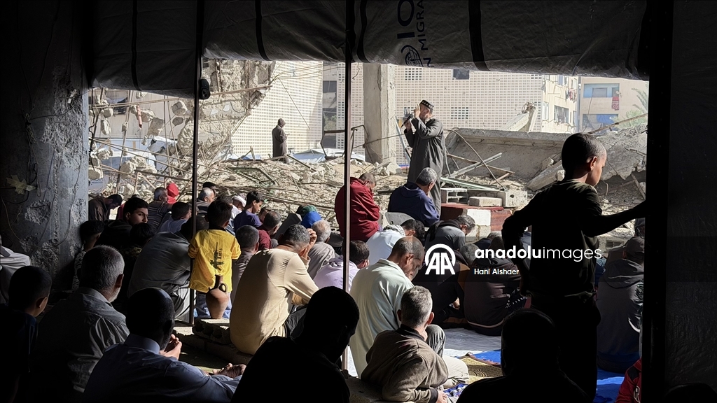 İsrail saldırılarında yıkıma uğrayan Han Yunus'taki Albani Camii'nde cuma namazı kılındı