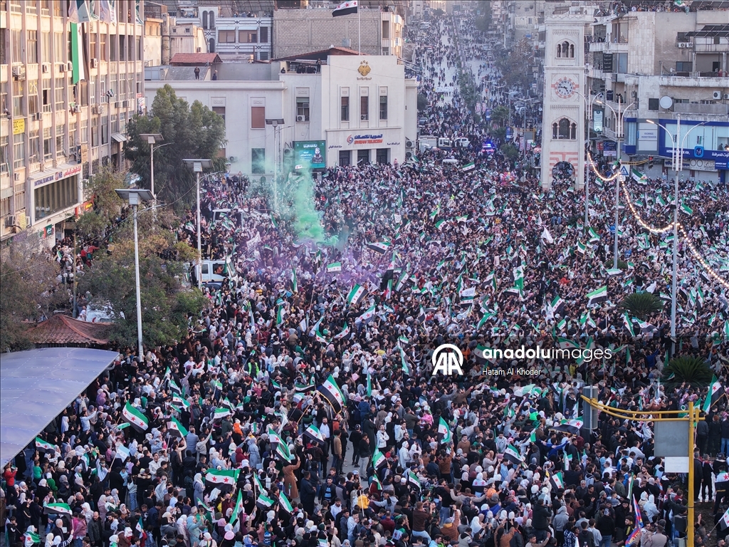 Suriye halkı, 61 yıllık Baas rejiminin devrilmesinin birinci yıl dönümünü kutluyor