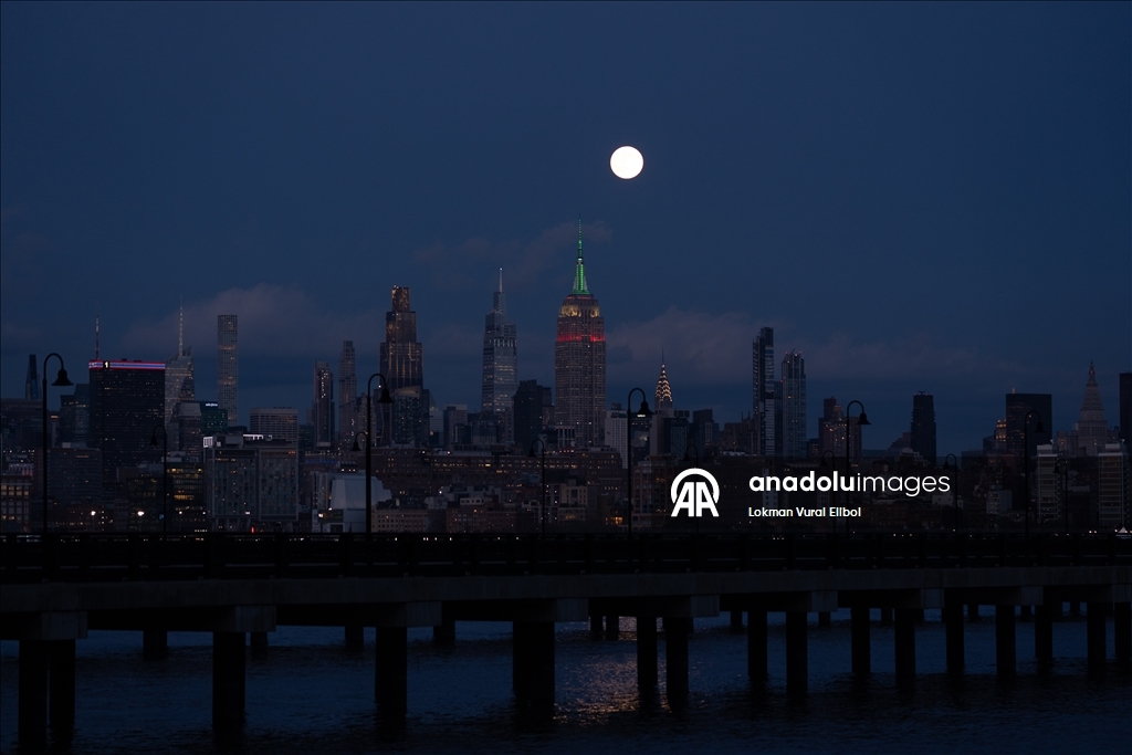 ''Soğuk Ay'' süper dolunayı New York kentinde görüntülendi