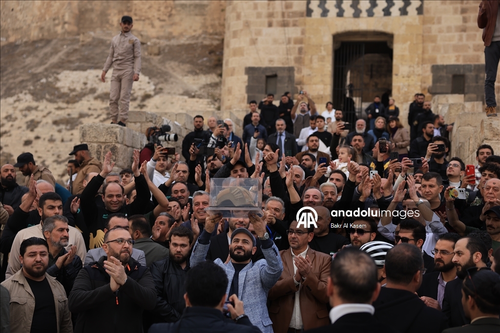 Suriye halkı, 61 yıllık Baas rejiminin devrilmesinin birinci yıl dönümünü kutluyor