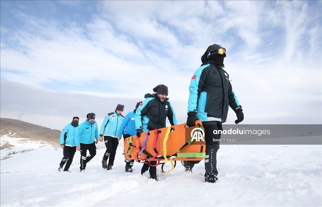 Muş'ta UMKE görevlileri, zorlu eğitimlerle çetin kış şartlarına hazırlanıyor