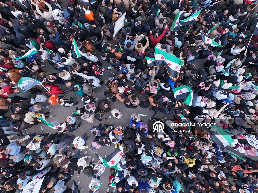 مسير تحرير وأطول علم.. السوريون يحتفلون بالذكرى الأولى لسقوط الأسد