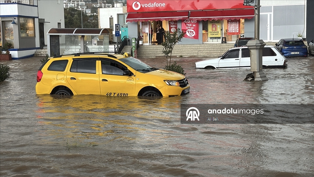 Muğla'da sağanak ve fırtına etkili oluyor