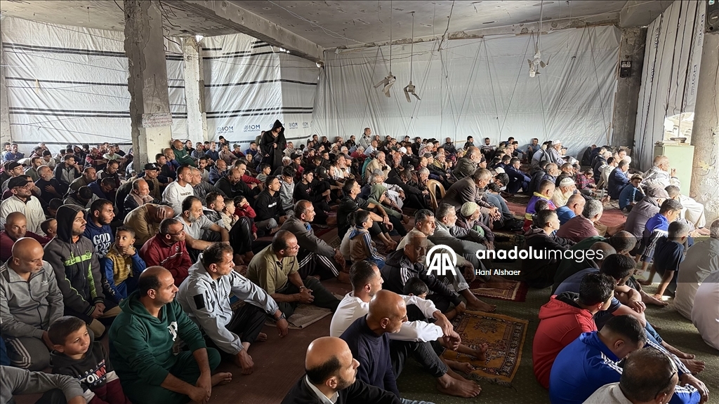 İsrail saldırılarında yıkıma uğrayan Han Yunus'taki Albani Camii'nde cuma namazı kılındı