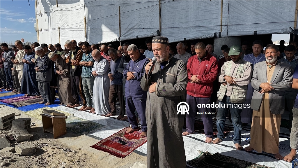 İsrail saldırılarında yıkıma uğrayan Han Yunus'taki Albani Camii'nde cuma namazı kılındı