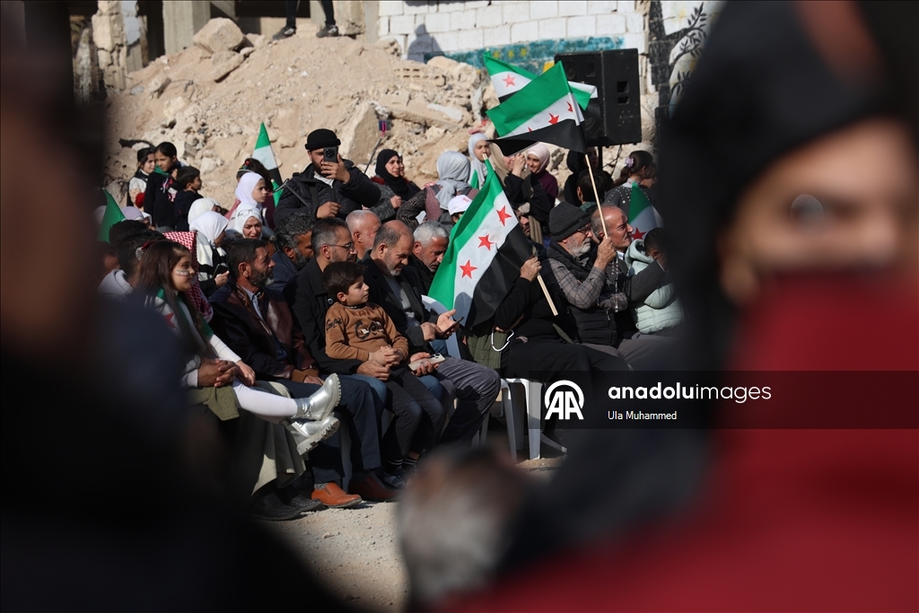Suriye halkı, 61 yıllık Baas rejiminin devrilmesinin birinci yıl dönümünü kutluyor