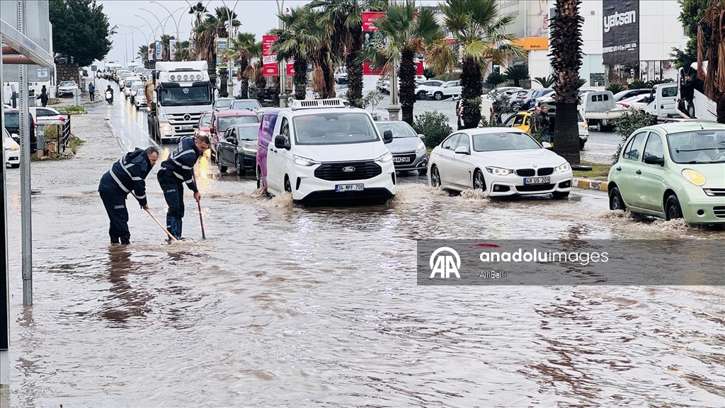 Muğla'da sağanak ve fırtına etkili oluyor