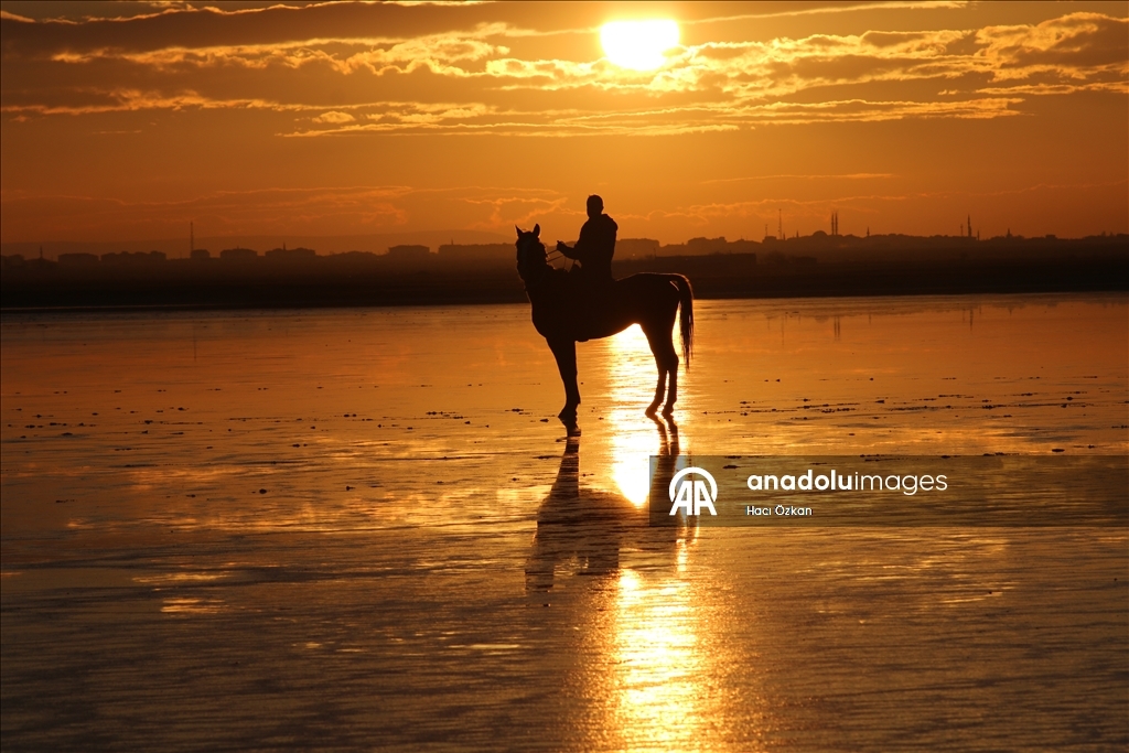 بحيرة الملح التركية.. مسرح الغروب المهيب