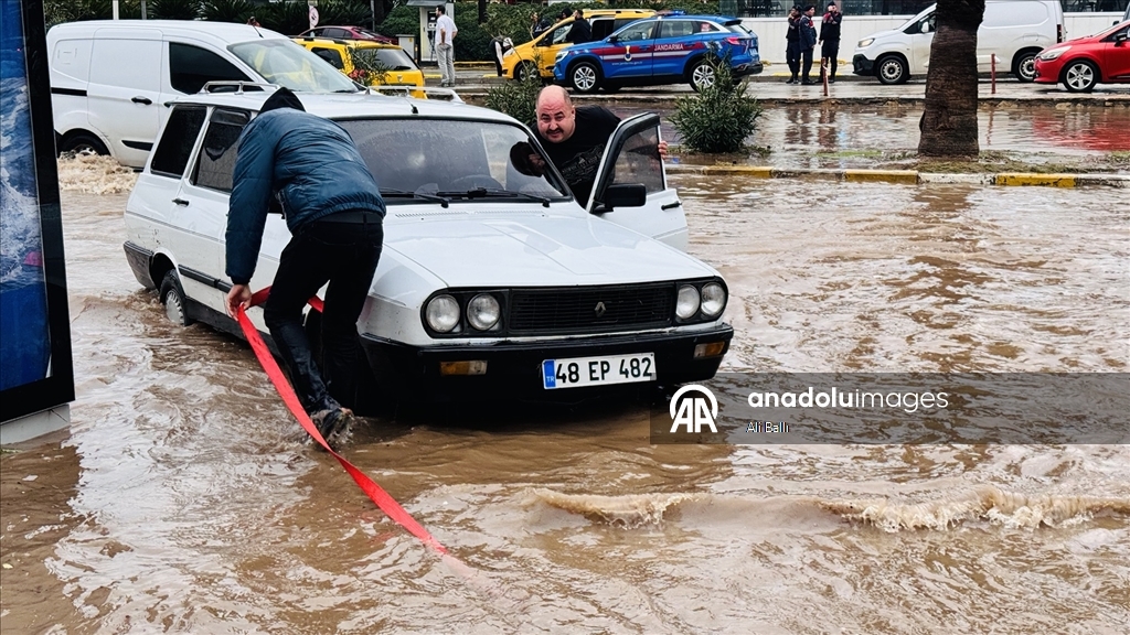Muğla'da sağanak ve fırtına etkili oluyor