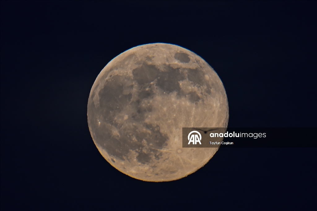 ''Soğuk Ay'' süper dolunayı San Francisco kentinde görüntülendi