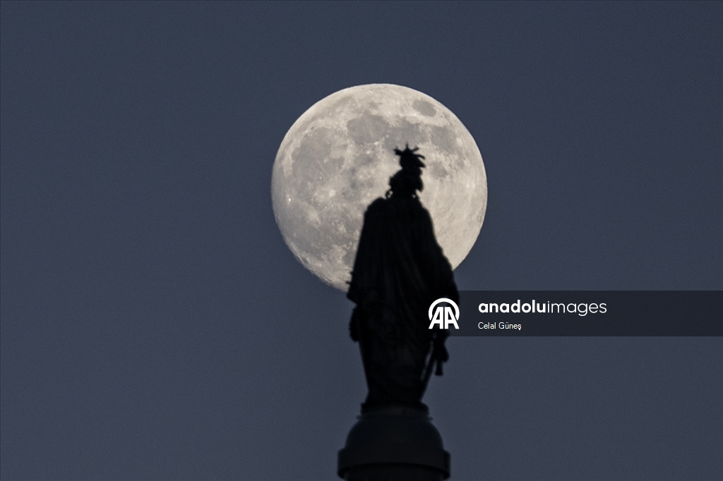 Full moon rises over Washington DC