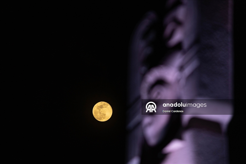 ''Soğuk Ay'' süper dolunayı Meksiko kentinde görüntülendi
