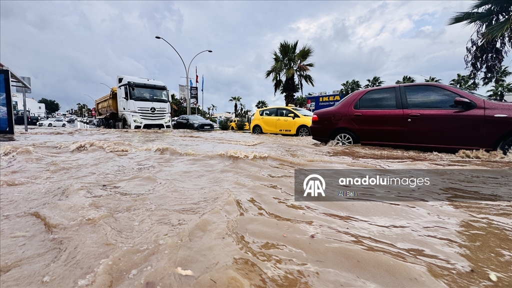 Muğla'da sağanak ve fırtına etkili oluyor