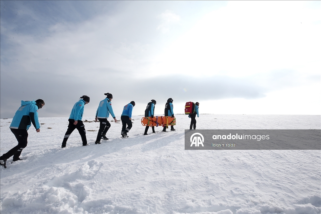 Muş'ta UMKE görevlileri, zorlu eğitimlerle çetin kış şartlarına hazırlanıyor