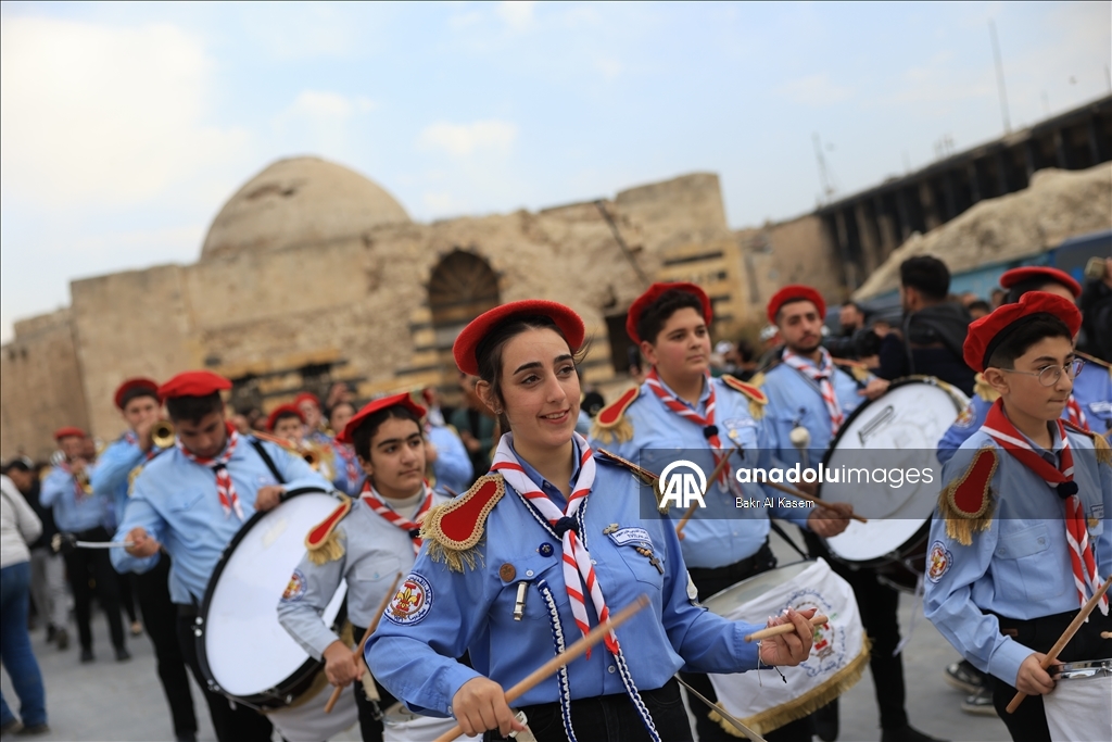 Suriye halkı, 61 yıllık Baas rejiminin devrilmesinin birinci yıl dönümünü kutluyor