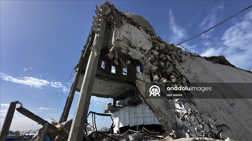 İsrail saldırılarında yıkıma uğrayan Han Yunus'taki Albani Camii'nde cuma namazı kılındı