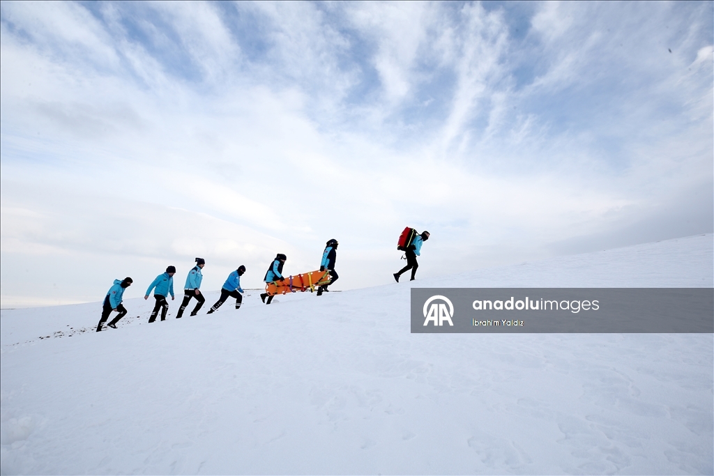 Muş'ta UMKE görevlileri, zorlu eğitimlerle çetin kış şartlarına hazırlanıyor