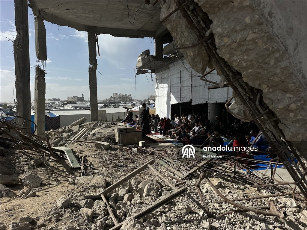 İsrail saldırılarında yıkıma uğrayan Han Yunus'taki Albani Camii'nde cuma namazı kılındı