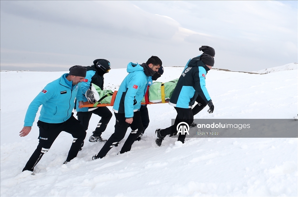 Muş'ta UMKE görevlileri, zorlu eğitimlerle çetin kış şartlarına hazırlanıyor