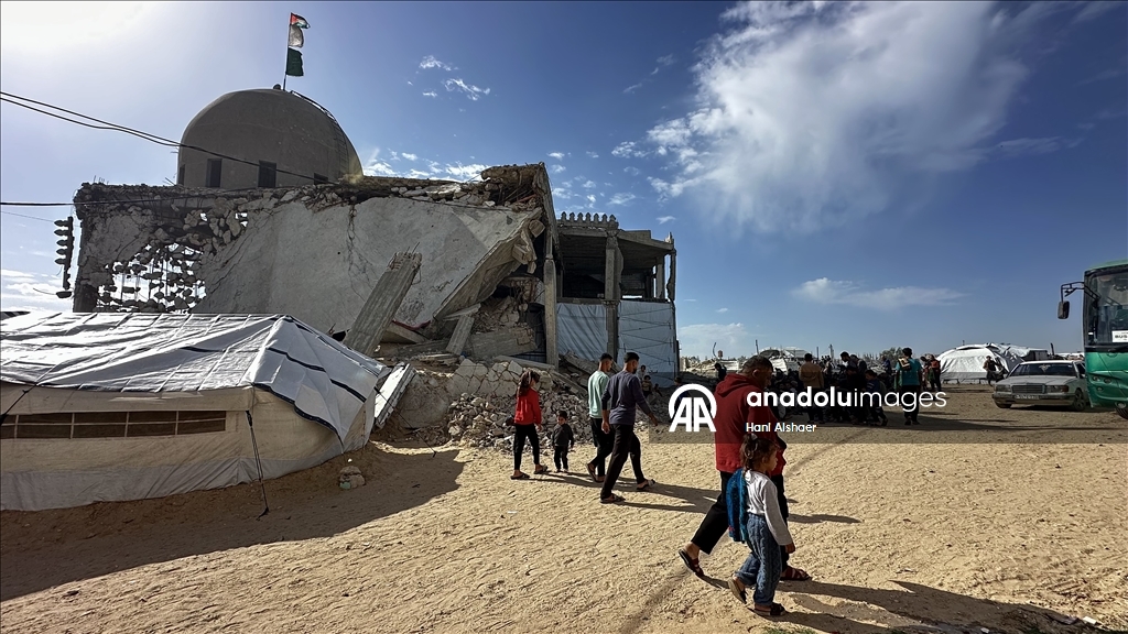 İsrail saldırılarında yıkıma uğrayan Han Yunus'taki Albani Camii'nde cuma namazı kılındı