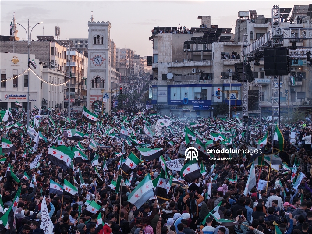 Suriye halkı, 61 yıllık Baas rejiminin devrilmesinin birinci yıl dönümünü kutluyor