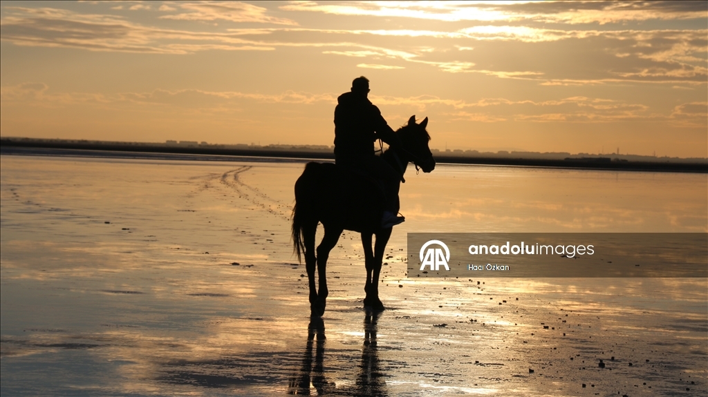 بحيرة الملح التركية.. مسرح الغروب المهيب