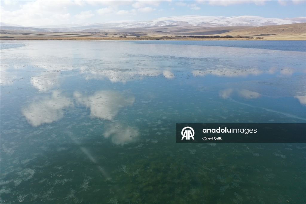 Çıldır Gölü'nün yüzeyi donmaya başladı