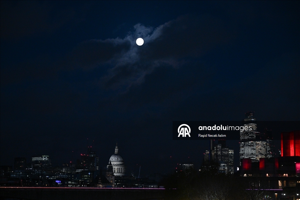 Full moon rises over London