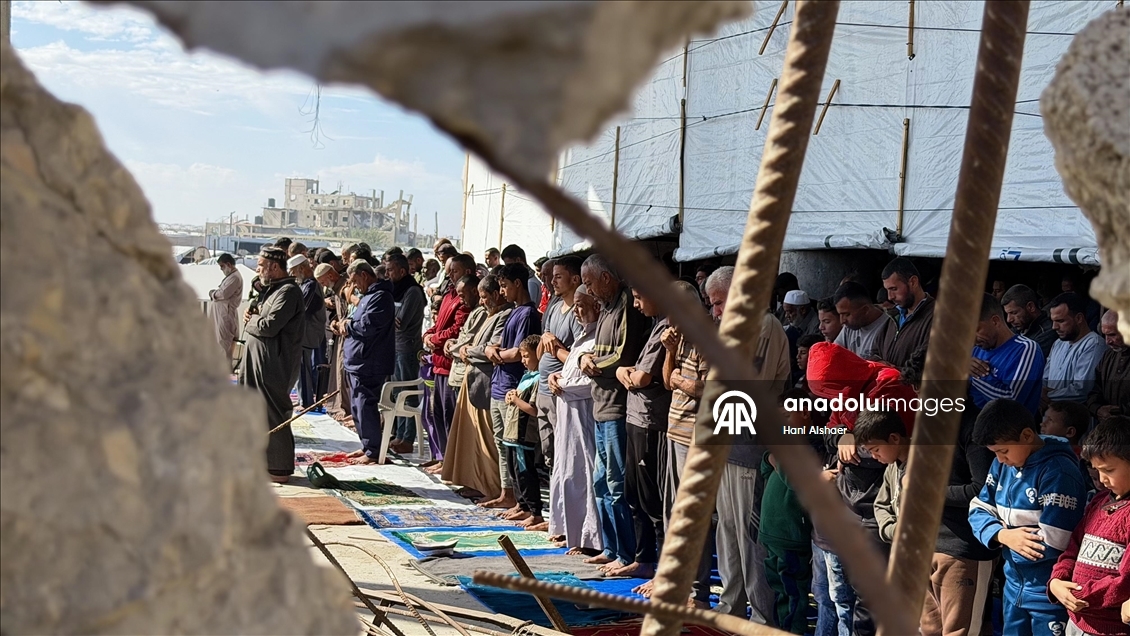 İsrail saldırılarında yıkıma uğrayan Han Yunus'taki Albani Camii'nde cuma namazı kılındı