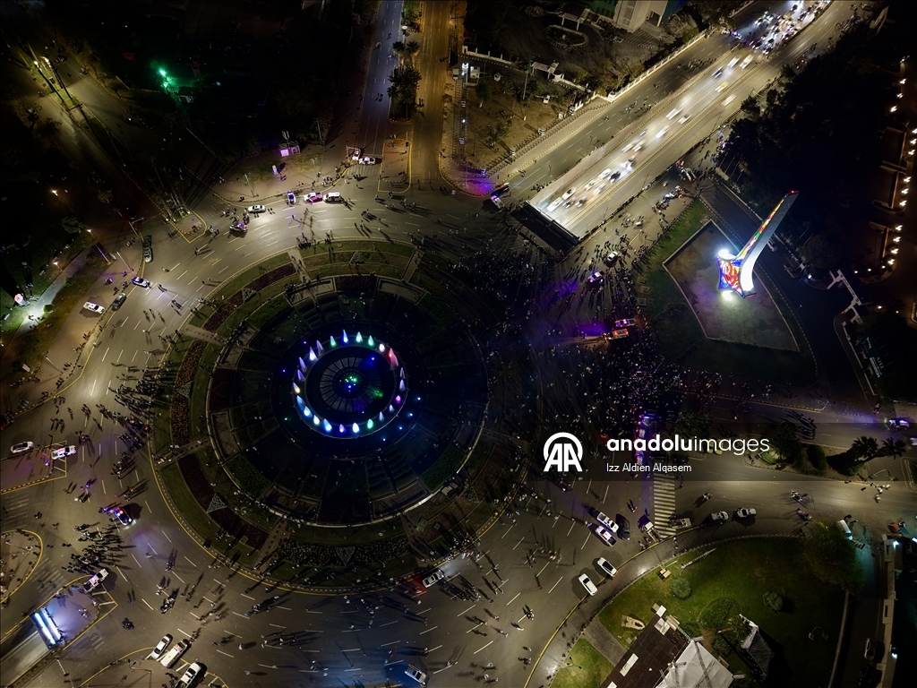 Suriye halkı, 61 yıllık Baas rejiminin devrilmesinin birinci yıl dönümünü kutluyor