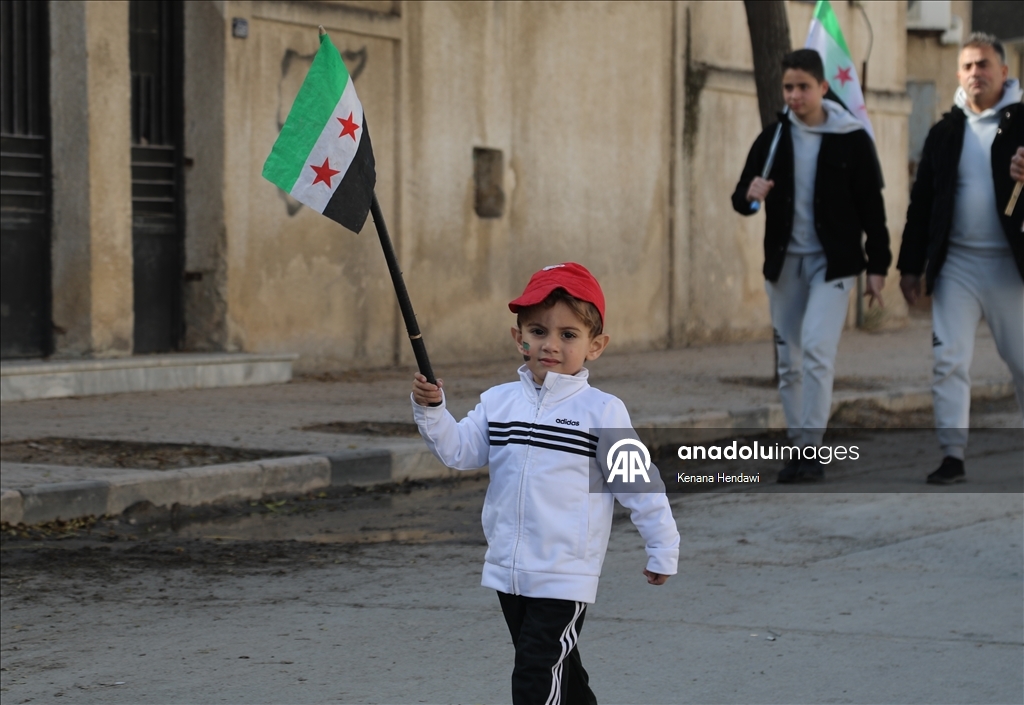 Suriye halkı, 61 yıllık Baas rejiminin devrilmesinin birinci yıl dönümünü kutluyor