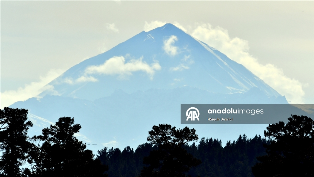 Kars'ta dağlar kar yağışıyla beyaza büründü