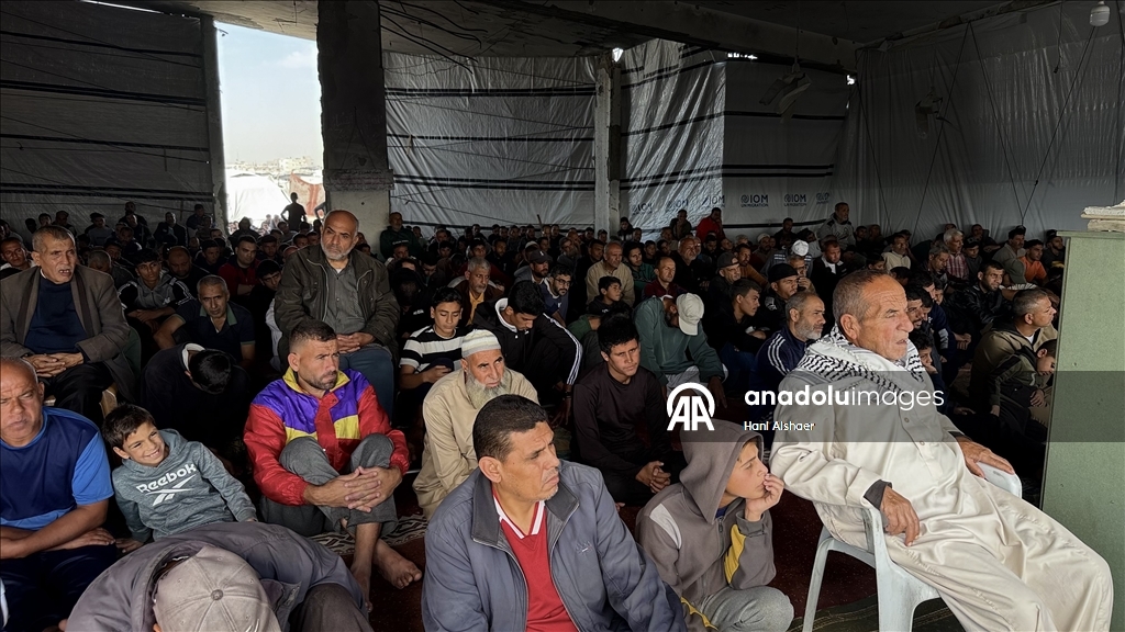 İsrail saldırılarında yıkıma uğrayan Han Yunus'taki Albani Camii'nde cuma namazı kılındı