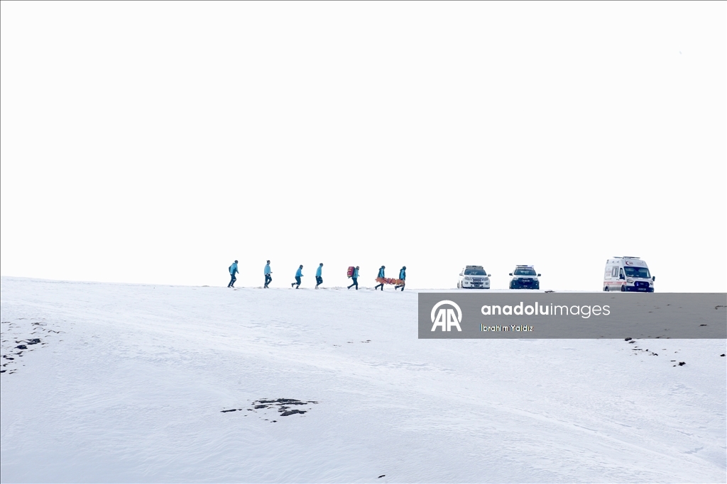 Muş'ta UMKE görevlileri, zorlu eğitimlerle çetin kış şartlarına hazırlanıyor