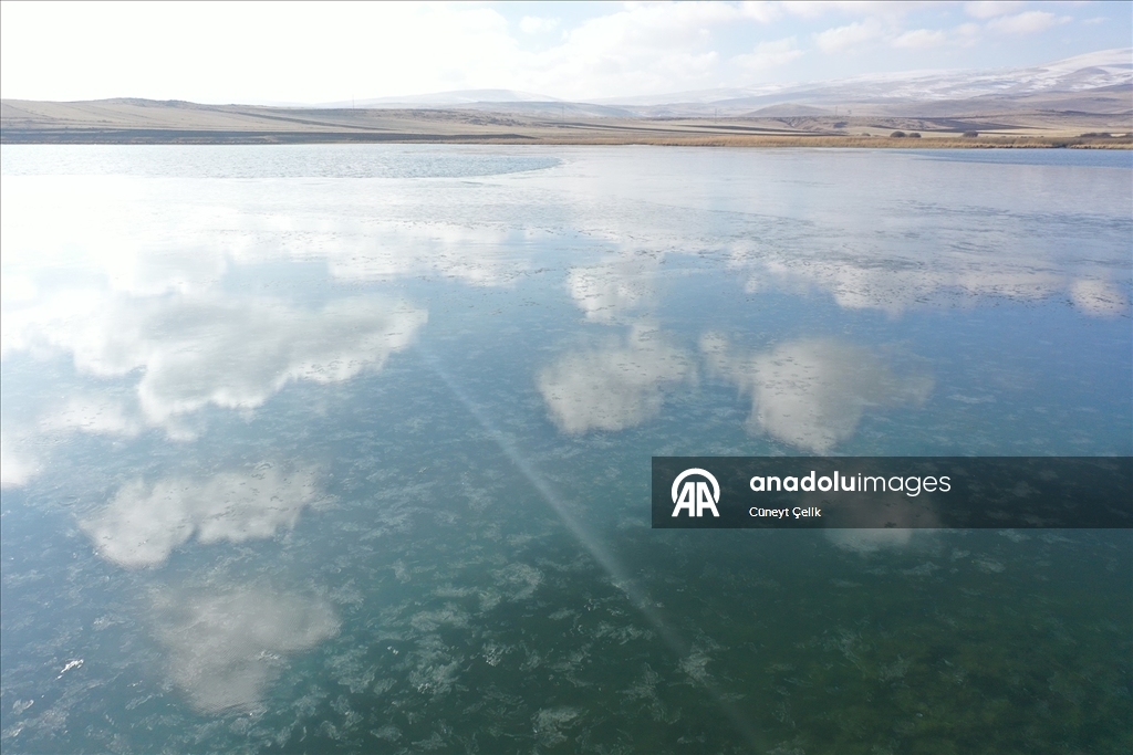 Çıldır Gölü'nün yüzeyi donmaya başladı